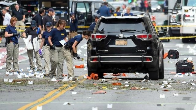 Federal Bureau of Investigation (FBI) officials label and collect evidence near the site of an explosion which took place on Saturday night in the Chelsea neighborhood of Manhattan, New York, US September 18, 2016. (Reuters)